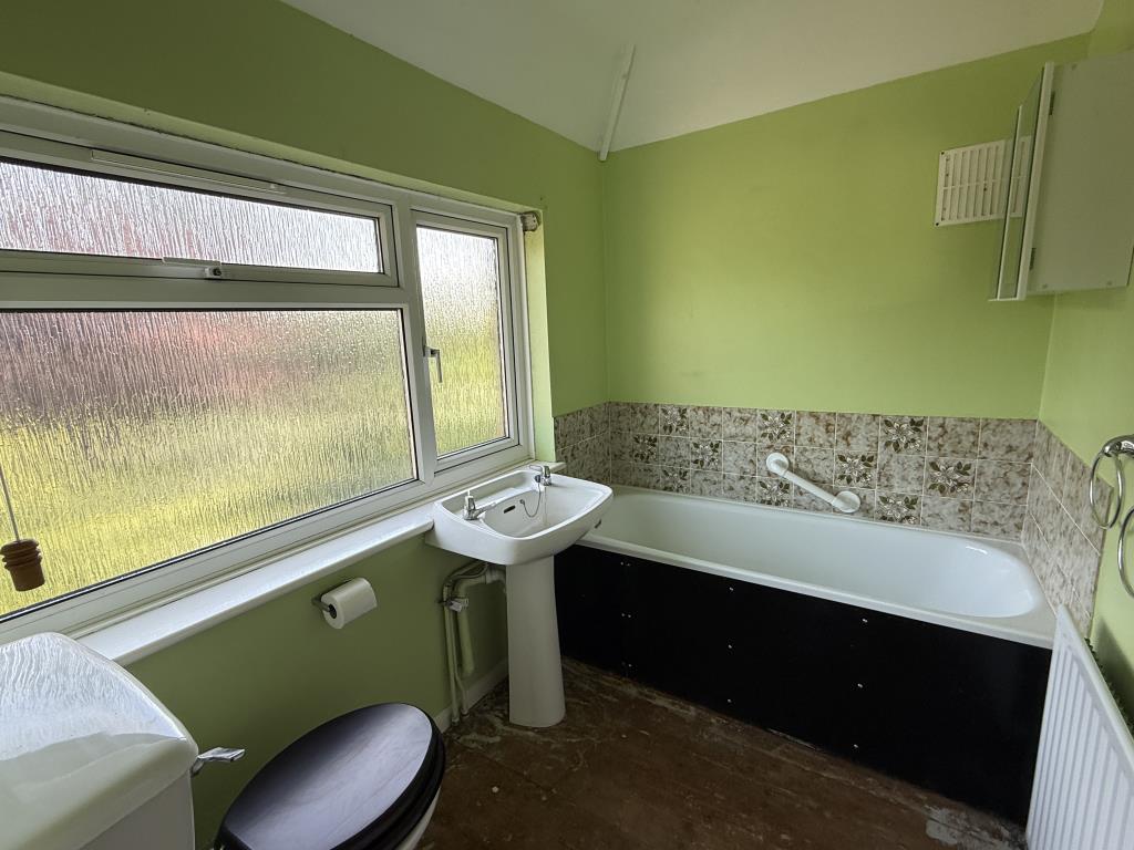 Lot: 127 - ATTRACTIVE SEMI-DETACHED HOUSE IN NEED OF IMPROVEMENT WITH POTENTIAL FOR EXTENSION - Bathroom of semi in need of improvement